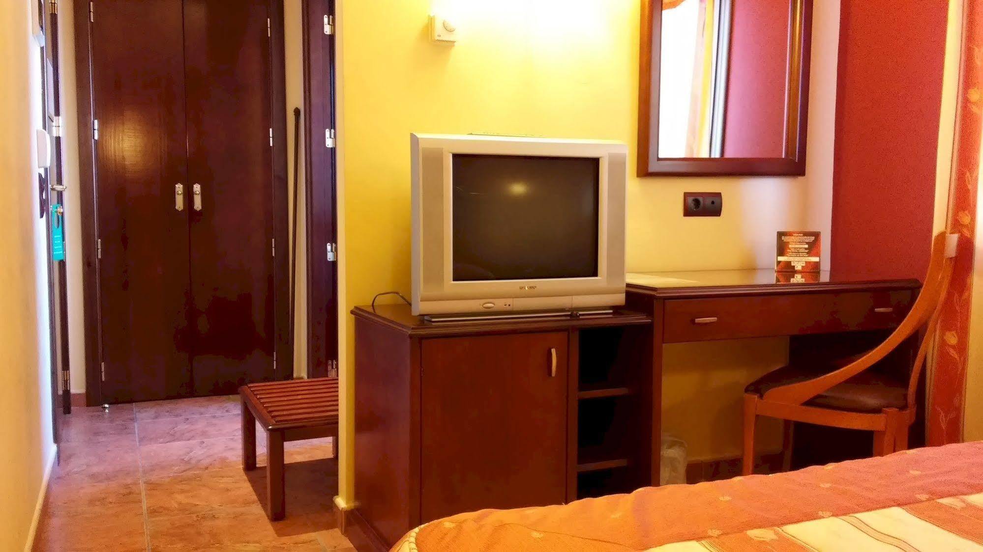 Hotel Puerta De Javalambre La Puebla De Valverde Buitenkant foto