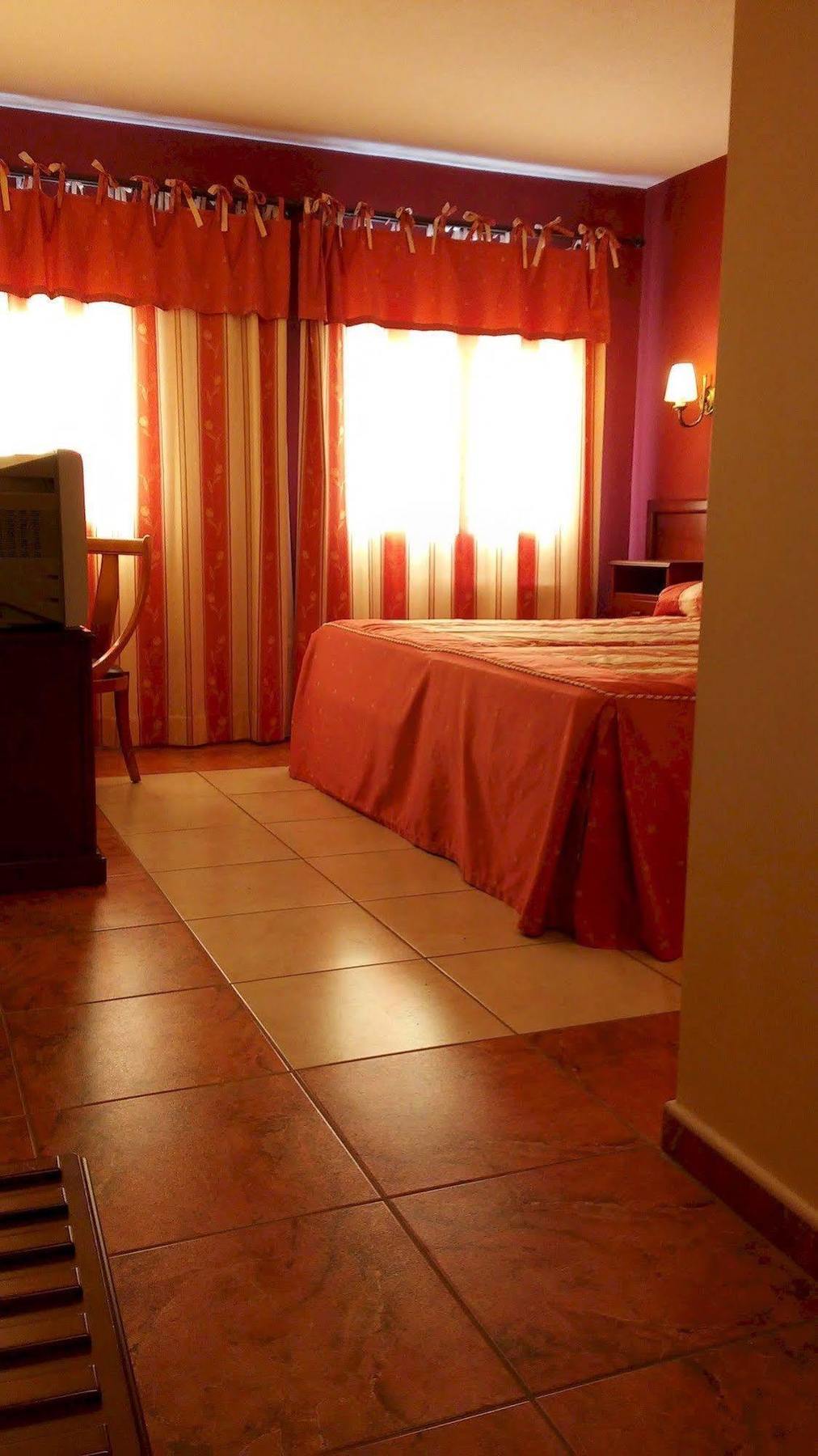 Hotel Puerta De Javalambre La Puebla De Valverde Buitenkant foto